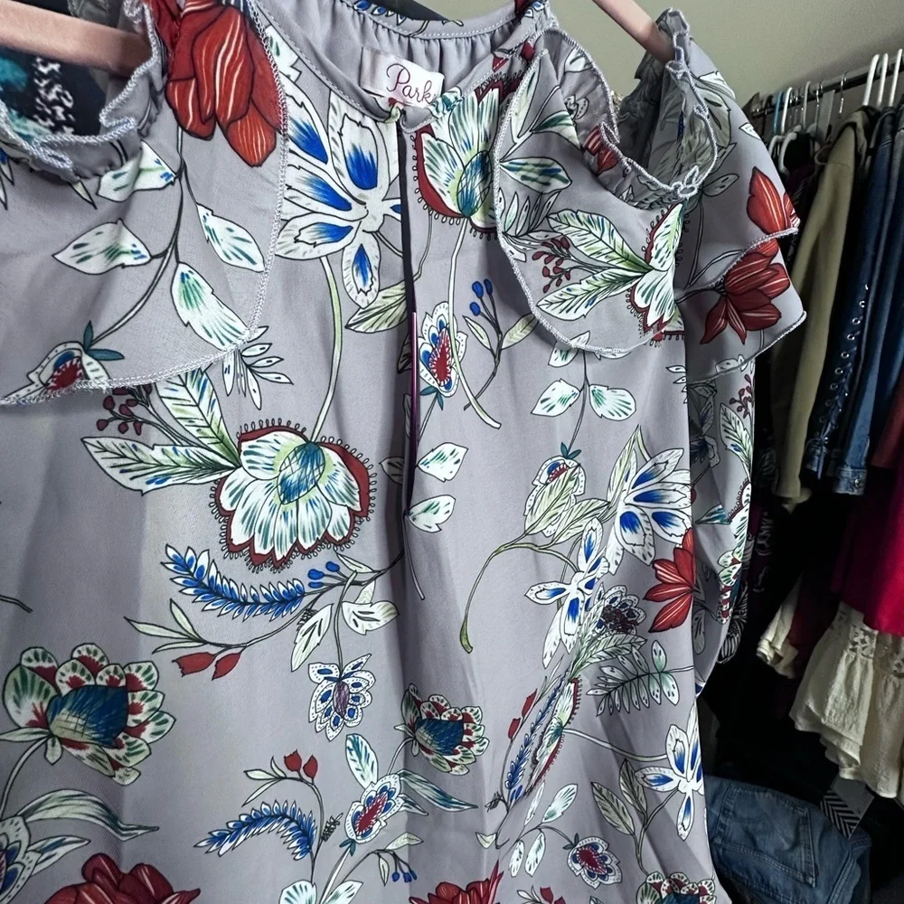 Parker Women Cold shoulder Peplum Ruffle Violet Garden Blouse Size Small NWT